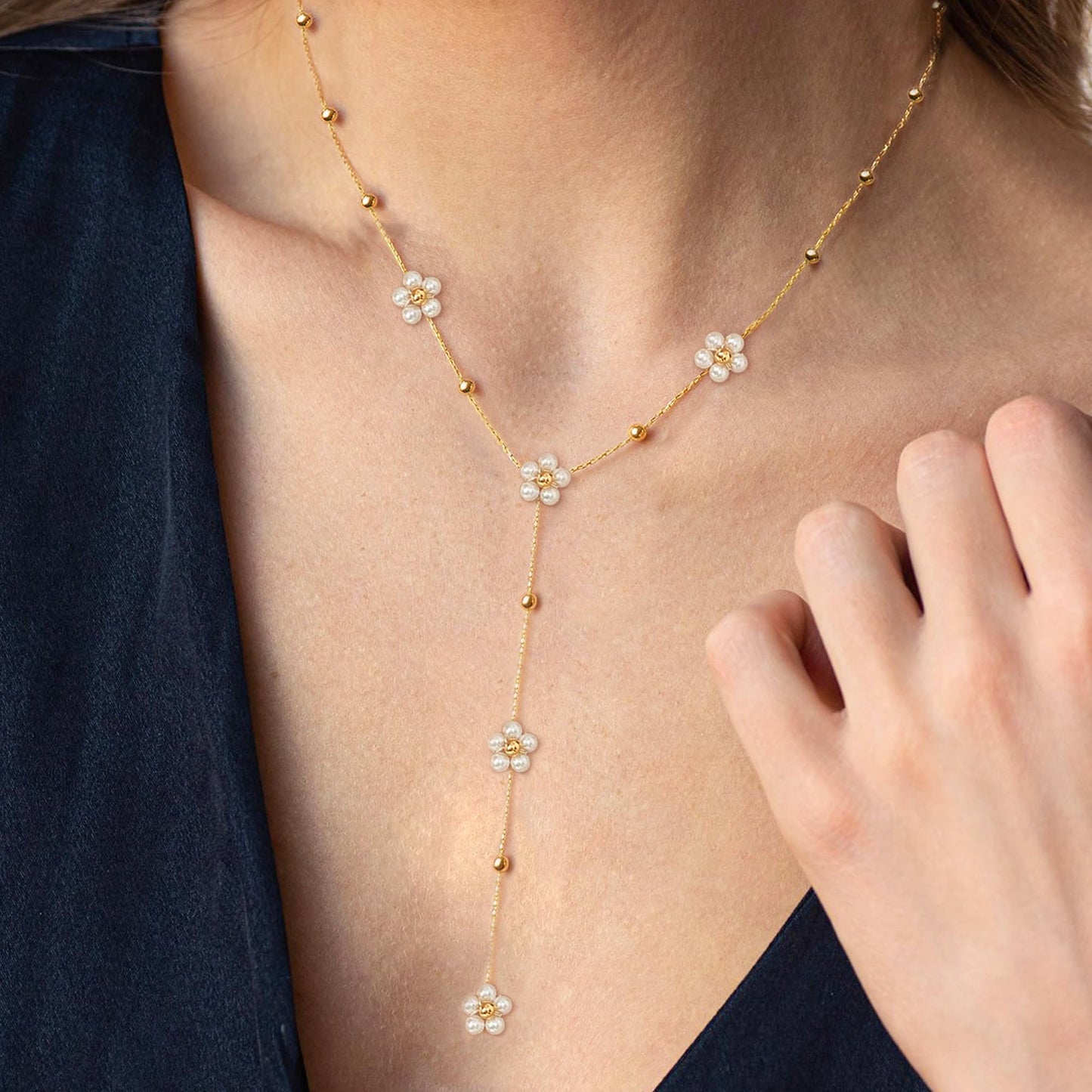 SmileBelle Daisy Pearl Necklace, Dainty Pearl Choker Necklace for Women as Flower Necklace Gift, 14K Gold Plated Stainless Steel Summer Merch as Birthday Gifts for Her Daisy Costume Gift