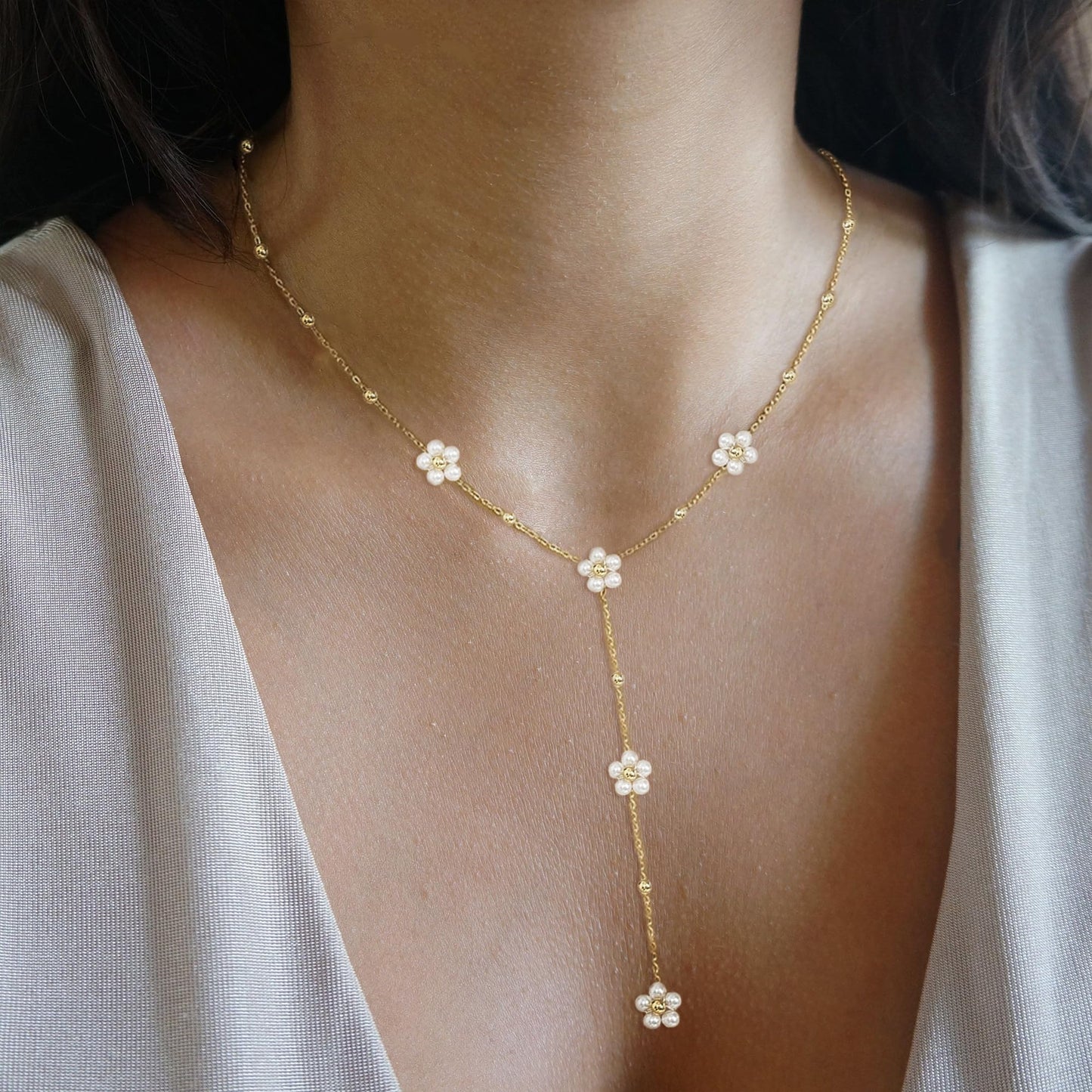 SmileBelle Daisy Pearl Necklace, Dainty Pearl Choker Necklace for Women as Flower Necklace Gift, 14K Gold Plated Stainless Steel Summer Merch as Birthday Gifts for Her Daisy Costume Gift